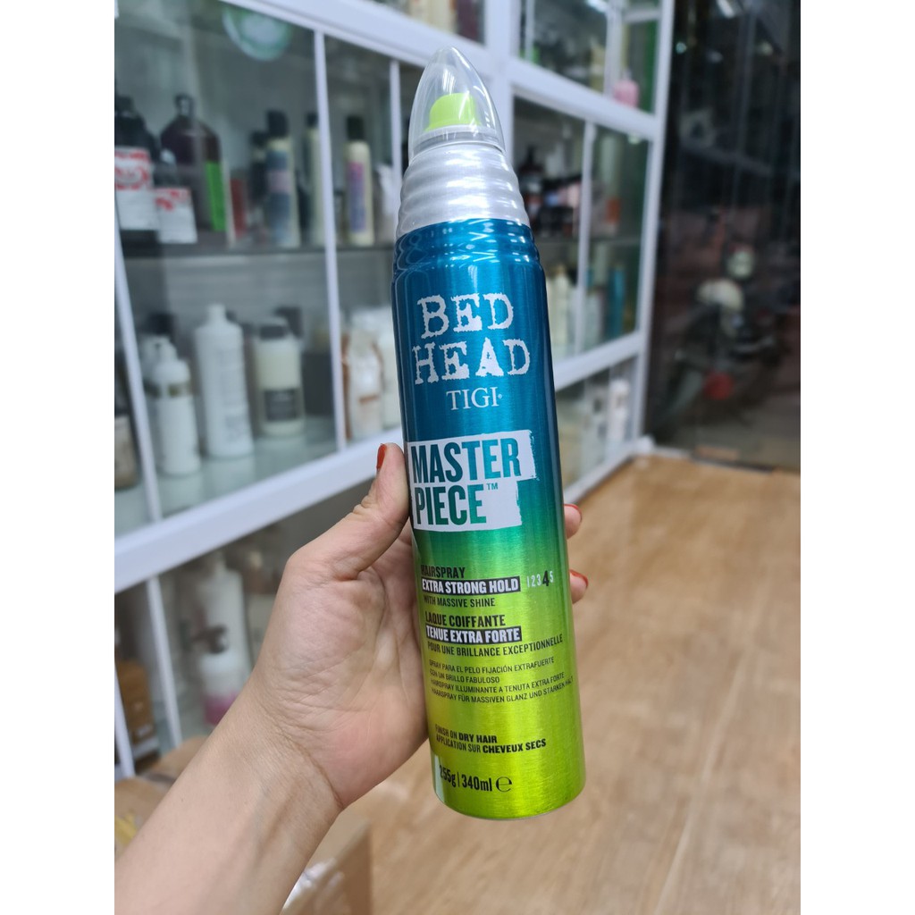 Để tóc luôn giữ được nếp, thì keo xịt tóc giữ nếp vừa TIGI Bedhead Masterpiece Hairspray sẽ là sự lựa chọn hoàn hảo cho bạn. Với khả năng giữ nếp tuyệt vời và không làm làm tóc bị cứng hay khô, sản phẩm này sẽ giúp bạn tự tin tỏa sáng trong mọi hoàn cảnh.