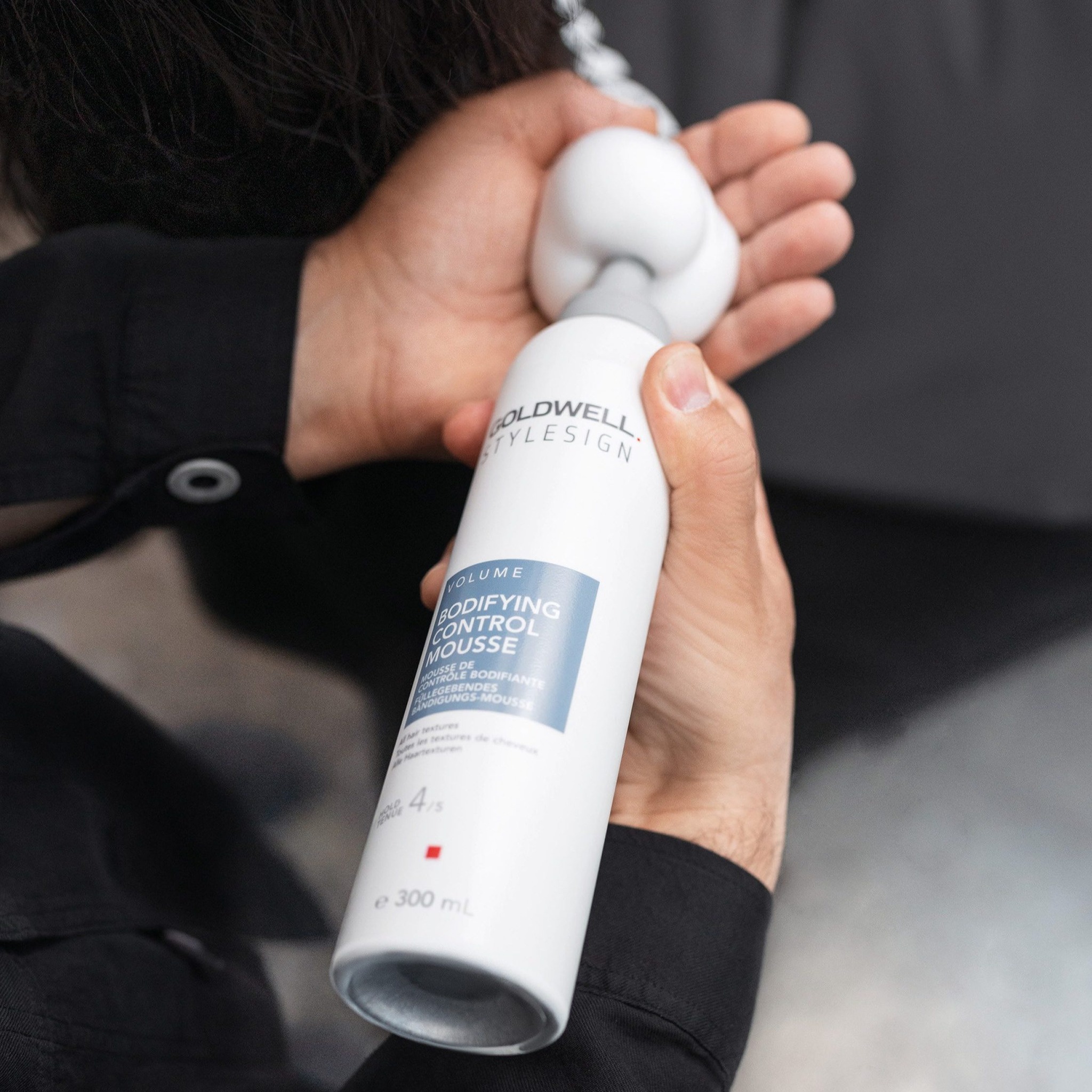 Bọt tạo kiểu tăng phồng Goldwell StyleSign Volume Bodifying Control Mousse 300ml