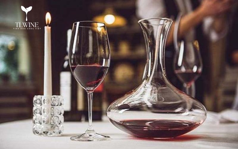 Chiết rượu vang là gì? Ý nghĩa, tác dụng và khi nào nên chiết rượu vang