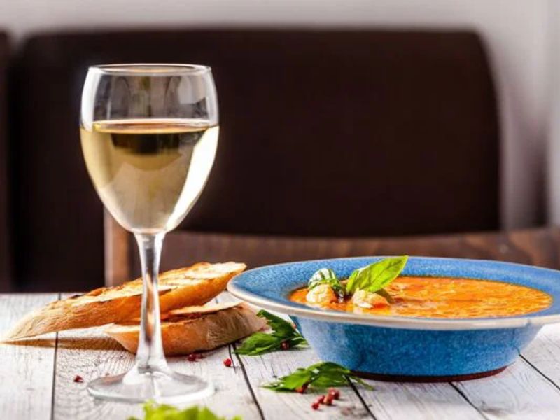 Rượu vang ăn với gì? Bí quyết kết hợp món ăn với rượu vang chuẩn Sommelier