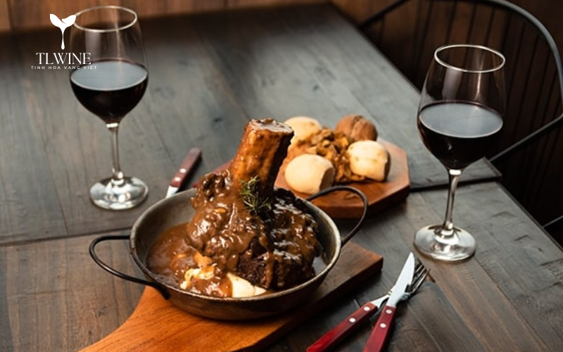 Rượu vang đỏ ăn với gì? Gợi ý kết hợp món ăn chuẩn vị