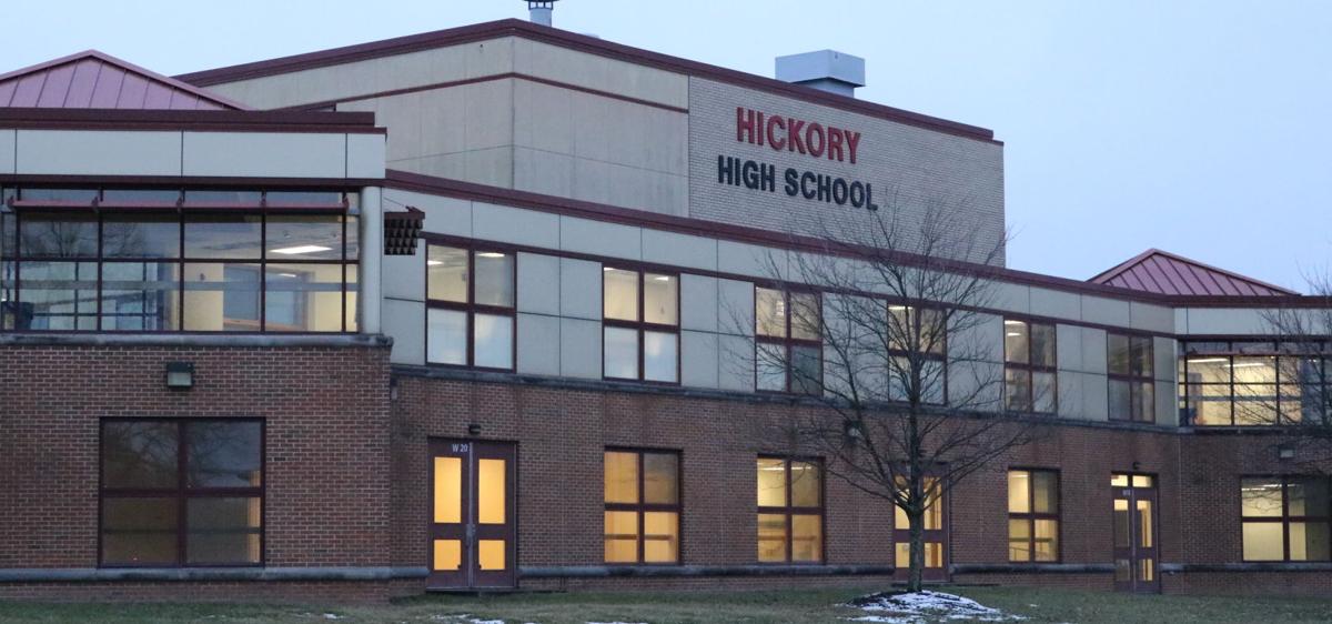 Hickory High School Học bổng lên đến 10.000 USD/năm