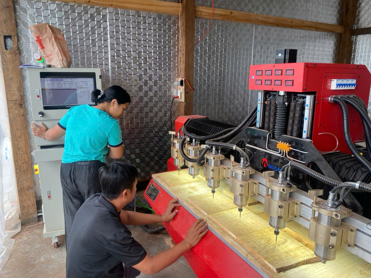 Bàn Giao Máy CNC 8 Đầu Đục Khắc Hoa Văn Trần Gỗ Về Lâm Đồng Thành Công