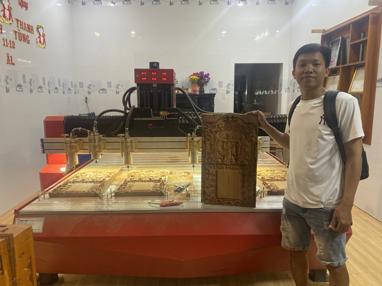 Gia công sản phẩm bằng máy CNC đục có cần đục lại bằng tay không?