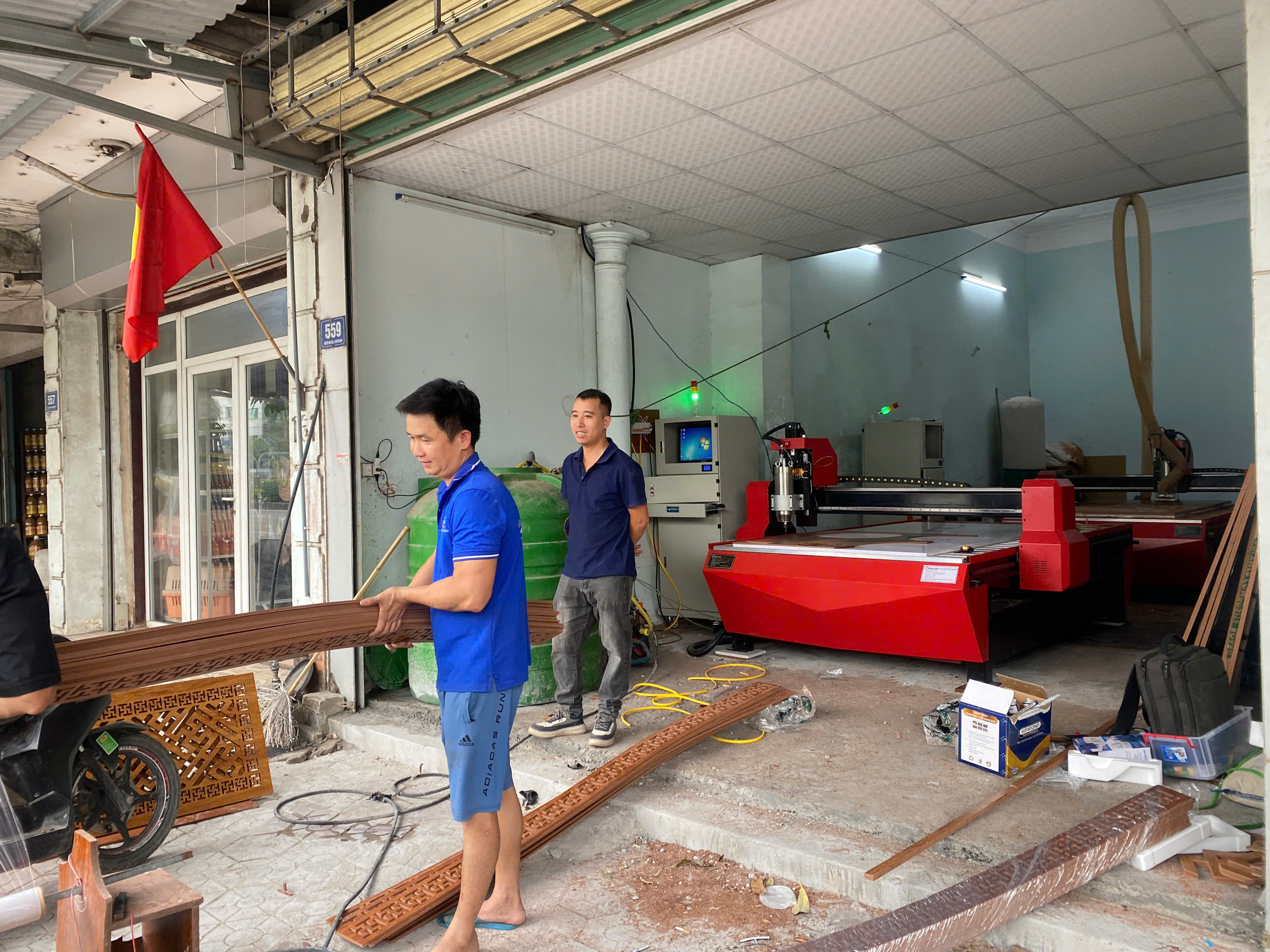 Cắt vách CNC phòng thờ tối ưu với máy cắt gỗ CNC 1325-1 Đông Phương