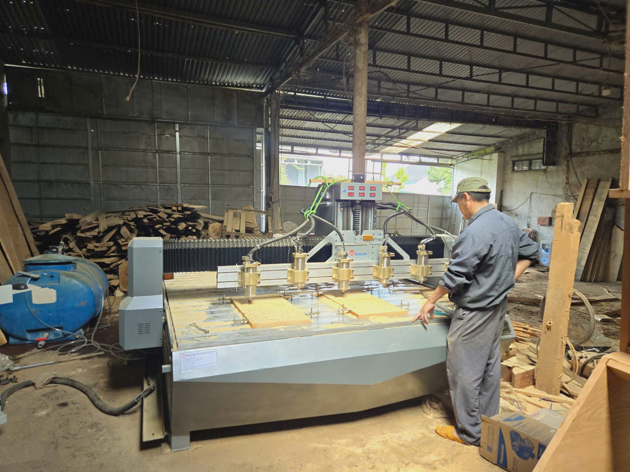 Bàn giao máy CNC đục gỗ 6 đầu cho chú khách 60 tuổi tại Đăk Lăk