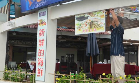 Tháo các biển hiệu chữ Trung Quốc sai quy định