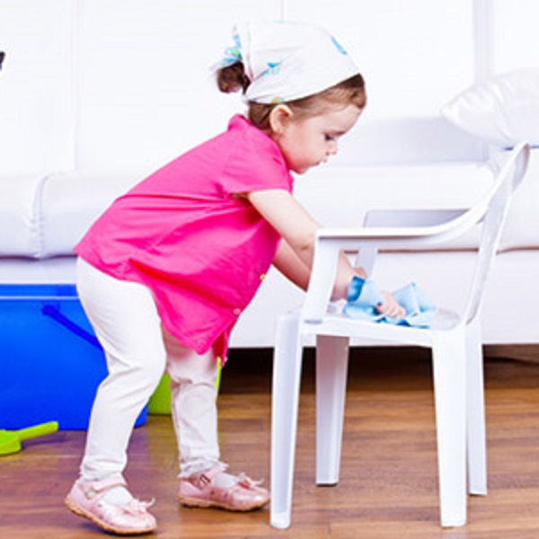 Các bé vui vẻ làm việc nhà với sản phẩm hữu cơ Các bé vui vẻ làm việc nhà với sản phẩm hữu cơ