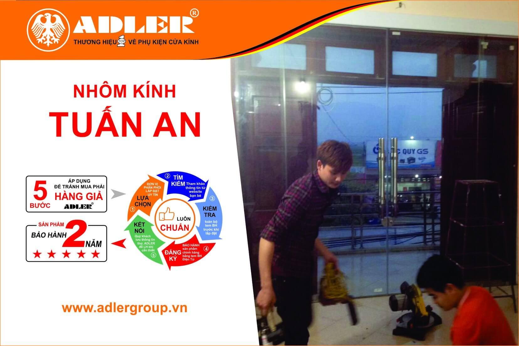 Các anh thợ trong quá trình lắp đặt bản lề sàn adler