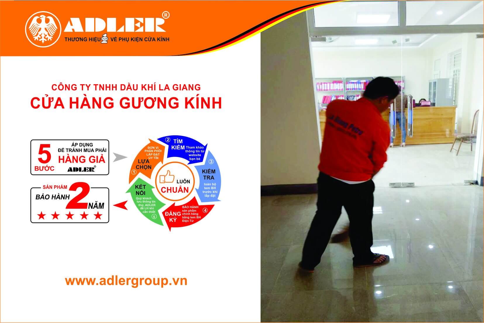 Ảnh 3: Anh thợ La Giang cẩn thận dọn dẹp sau khi công trình hoàn thiện