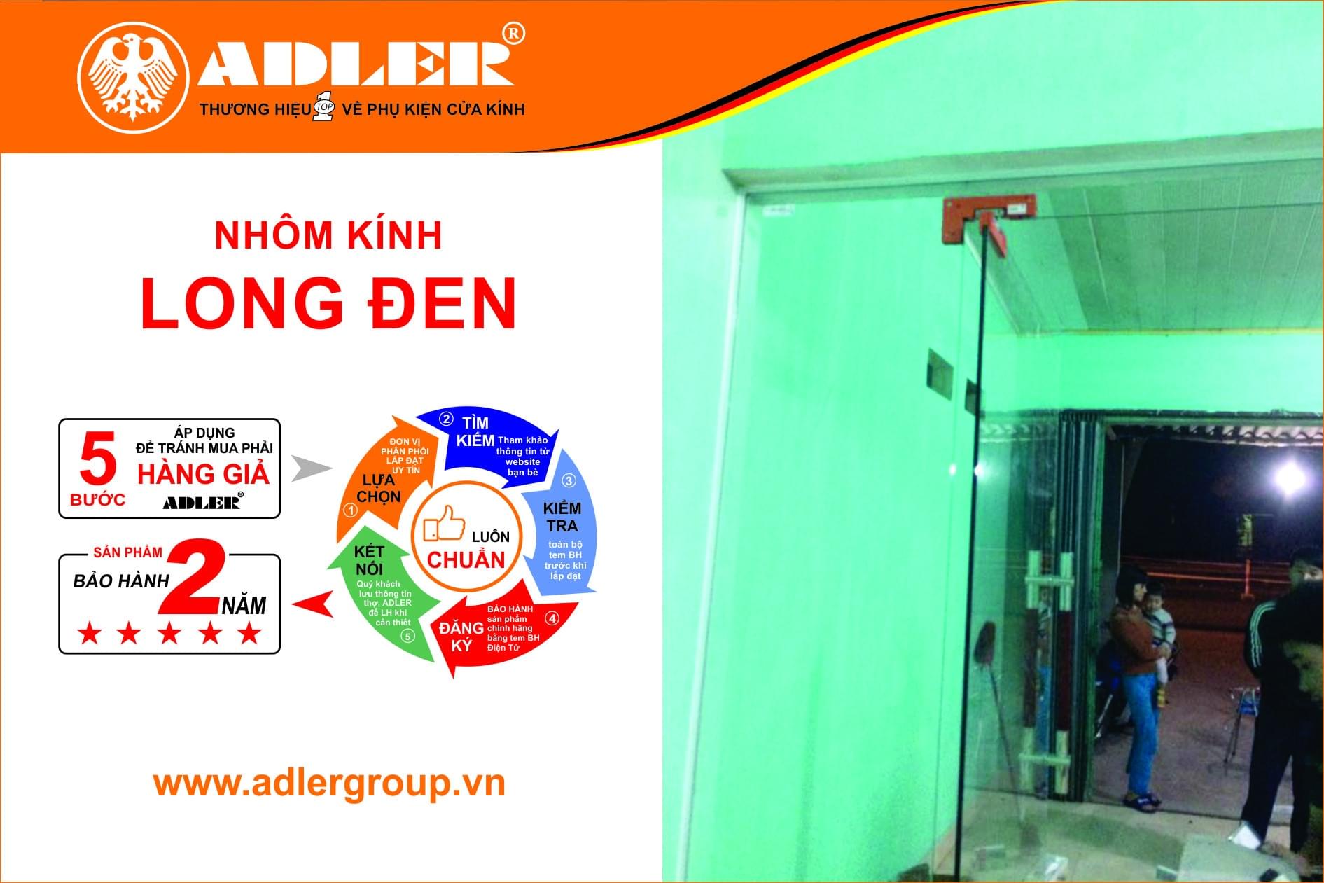 Anh thợ Long Đen vẫn miệt mài với công trình của mình dù trời đã tối.