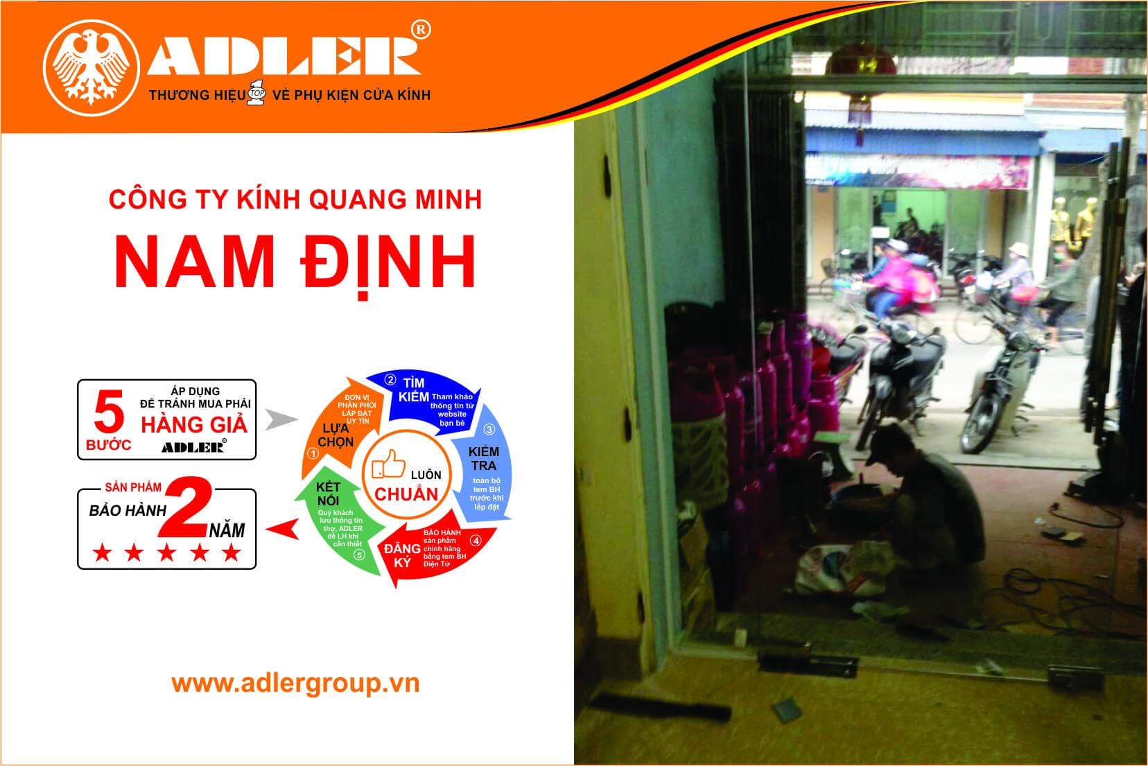 Anh thợ lắp đặt Công ty kính Quang Minh luôn cẩn thận, tỉ mỉ với các công trình của mình