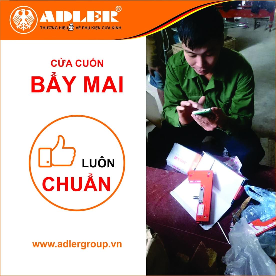 Anh thợ lắp đặt Bẩy Mai nhiệt tình giúp đỡ khách hàng nhắn tin kích hoạt tem bảo hành Adler