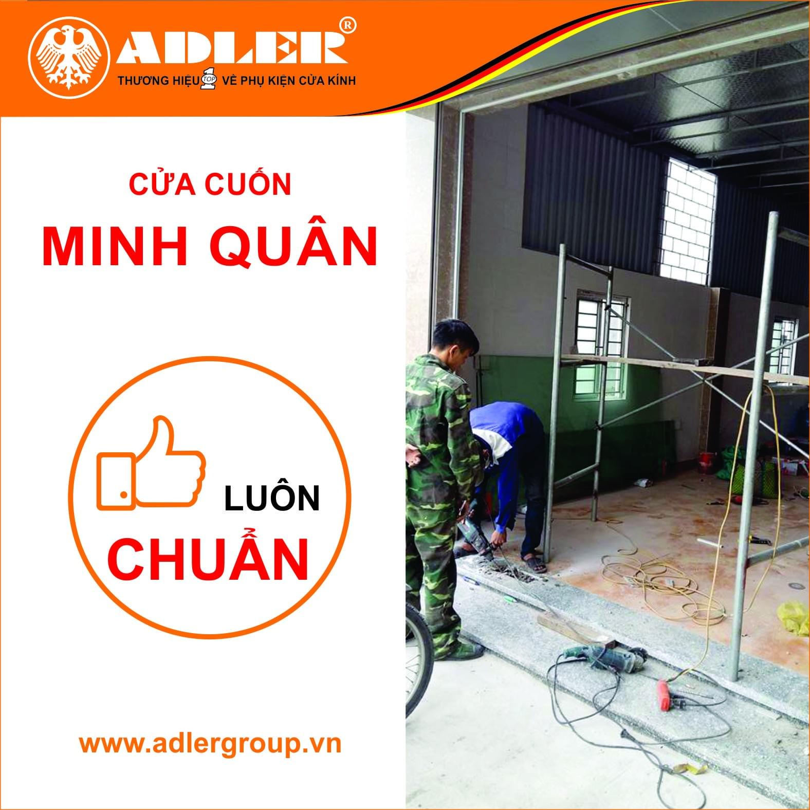 Các anh thợ của cơ sở Minh Quân cẩn thận cắt khoét trước khi lắp đặt