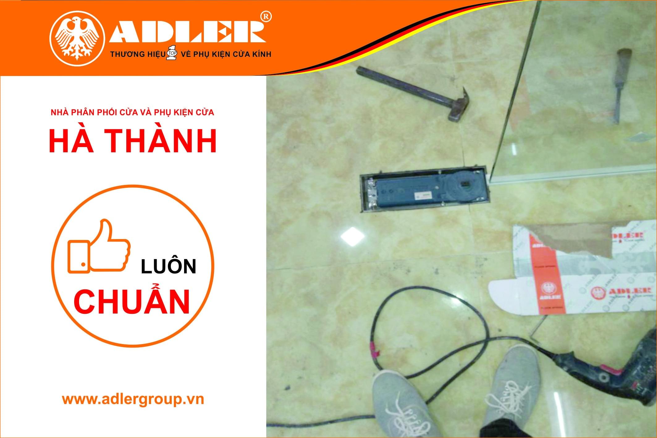 Bản lề sàn Adler được lắp đặt vừa vặn, chắc chắn dưới bàn tay tài hoa của anh thợ cơ sở Hà Thành