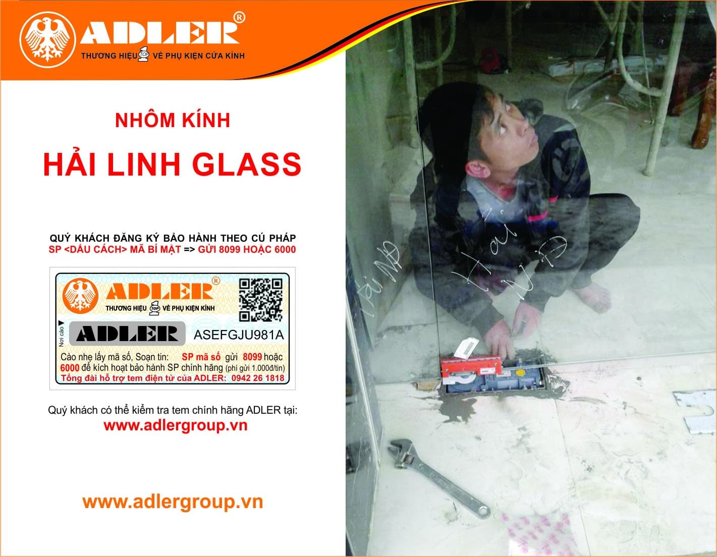 Anh thợ lắp đặt Hải Linh Glass cẩn thận, tỉ mỉ với từng chi tiết