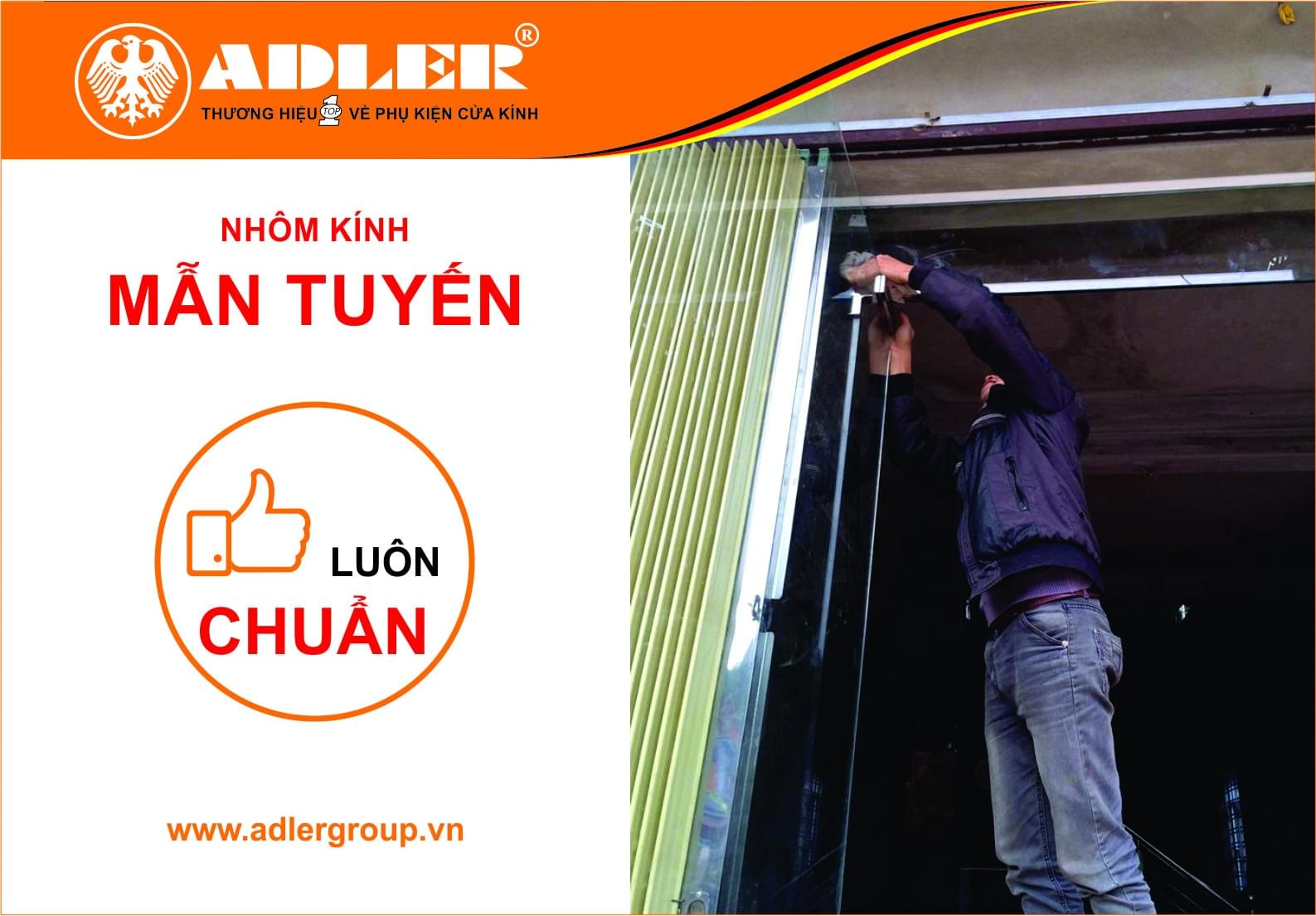 Anh thợ lắp đặt nhôm kính Mẫn Tuyến luôn cẩn thận trong quá trình lắp đặt