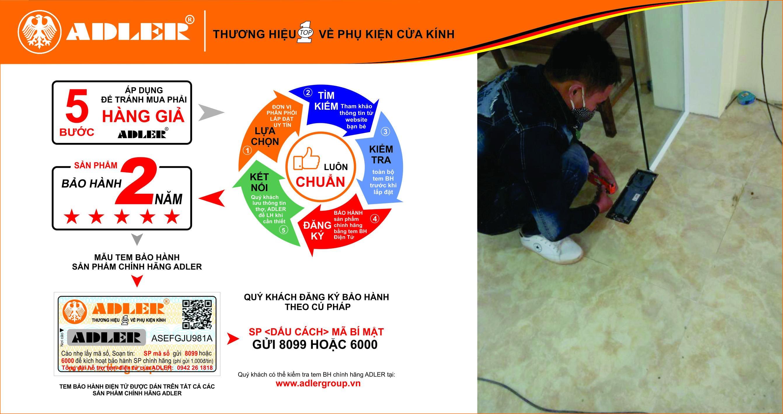 Anh thợ lắp đặt nhôm kính Hà Thành cẩn thận kiểm tra chất lượng sản phẩm