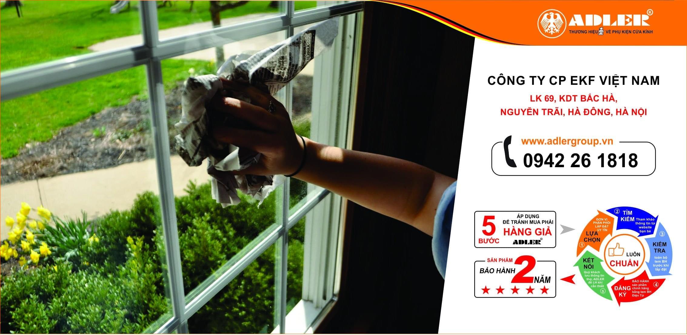 Sử dụng giấy báo để làm khô cửa kính cường lực là điều không nên