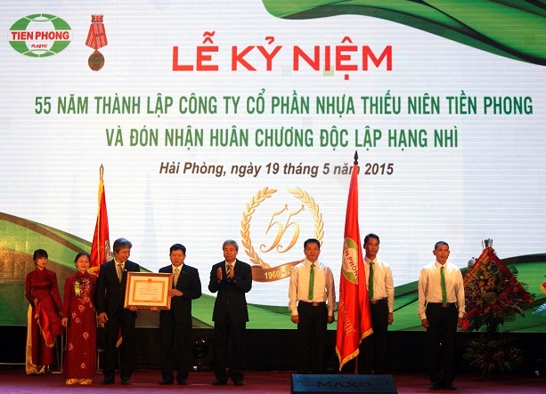 nhua-thieu-nien-tien-phong-don-nhan-huan-chuong-doc-lap-hang-nhi