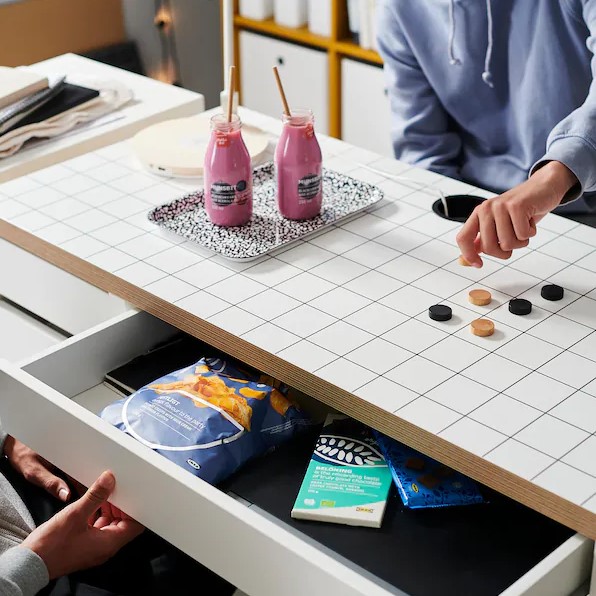 BÀN HỌA TIẾT KẺ MICKE IKEA - TRẮNG 105x50 cm