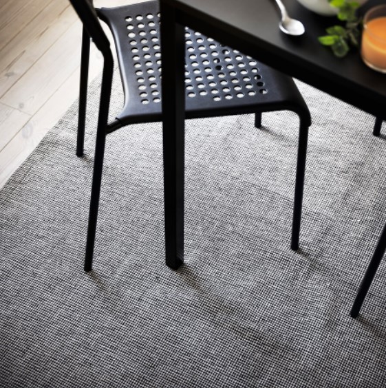 THẢM TIPHEDE IKEA - Màu  đen dệt phẳng / tự nhiên (155x220 cm)