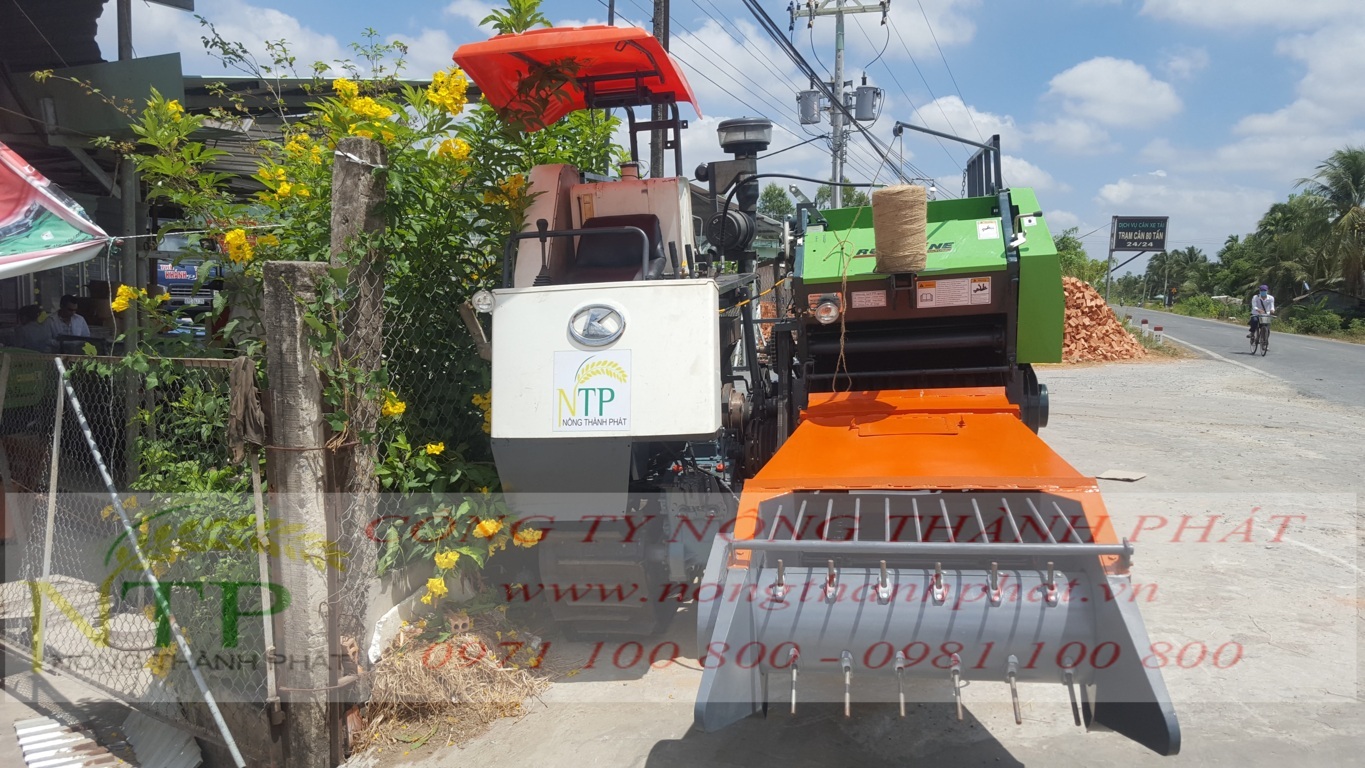 Máy cuốn rơm tự hành động cơ KUBOTA