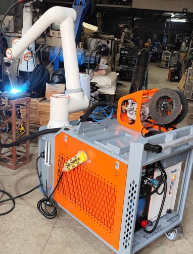 So sánh Cobot hàn và máy hàn tự động