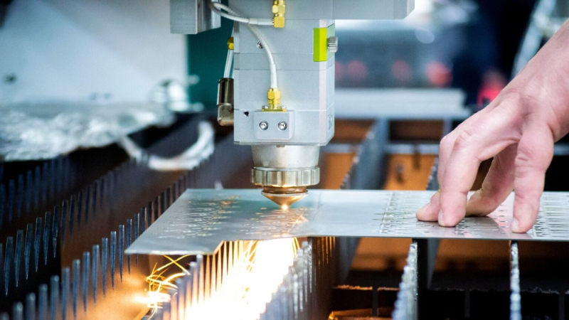 So sánh phương pháp cắt kim loại truyền thống và công nghệ cắt laser