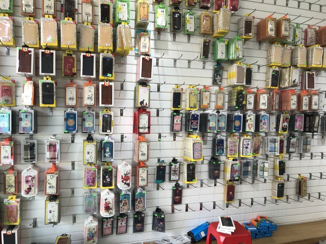4 mẫu kệ treo phụ kiện giúp bạn hoàn thiện cửa hàng kinh doanh phụ kiện điện thoại