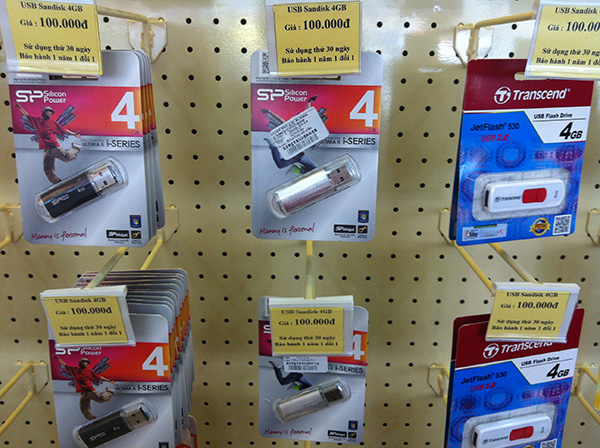 TẠI SAO NÊN DÙNG MÓC TREO ĐỂ TRƯNG BÀY HÀNG