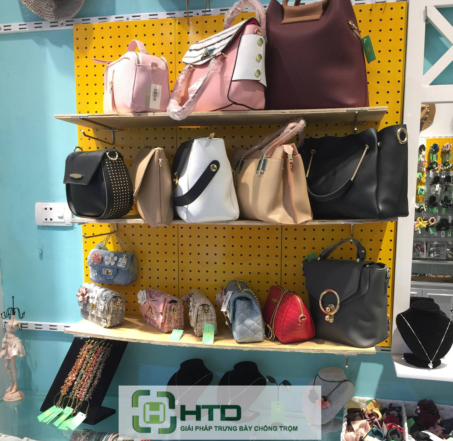 Bộ kệ treo tấm thép đục lỗ có thể treo những mặt hàng nào