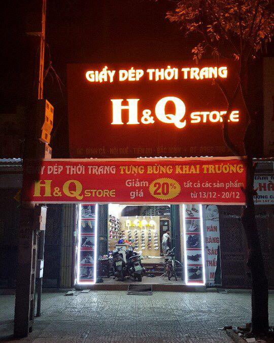 Lắp đặt kệ trưng bày giày thể thao tại H&Q Store
