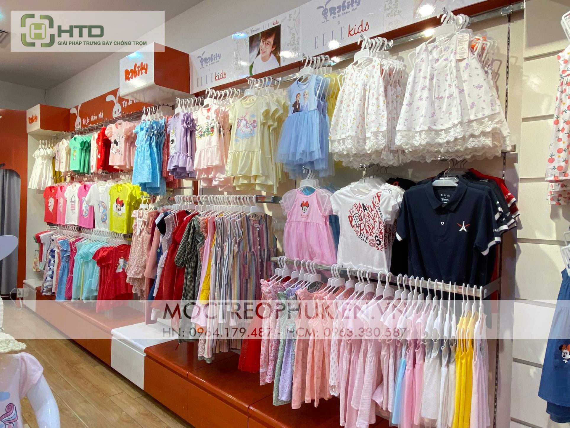 Tư vấn lắp đặt bộ kệ treo quần áo cho shop thời trang.
