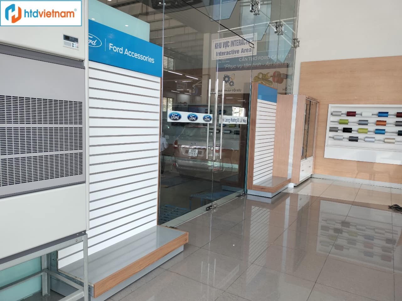 So sánh sự khác biệt giữa slatwall gỗ và slatwall PVC. Bạn nên chọn loại nào