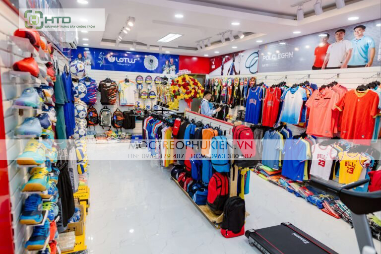 Giá kệ trưng bày đồ thể thao tại hệ thống cửa hàng Đông Dương Sport