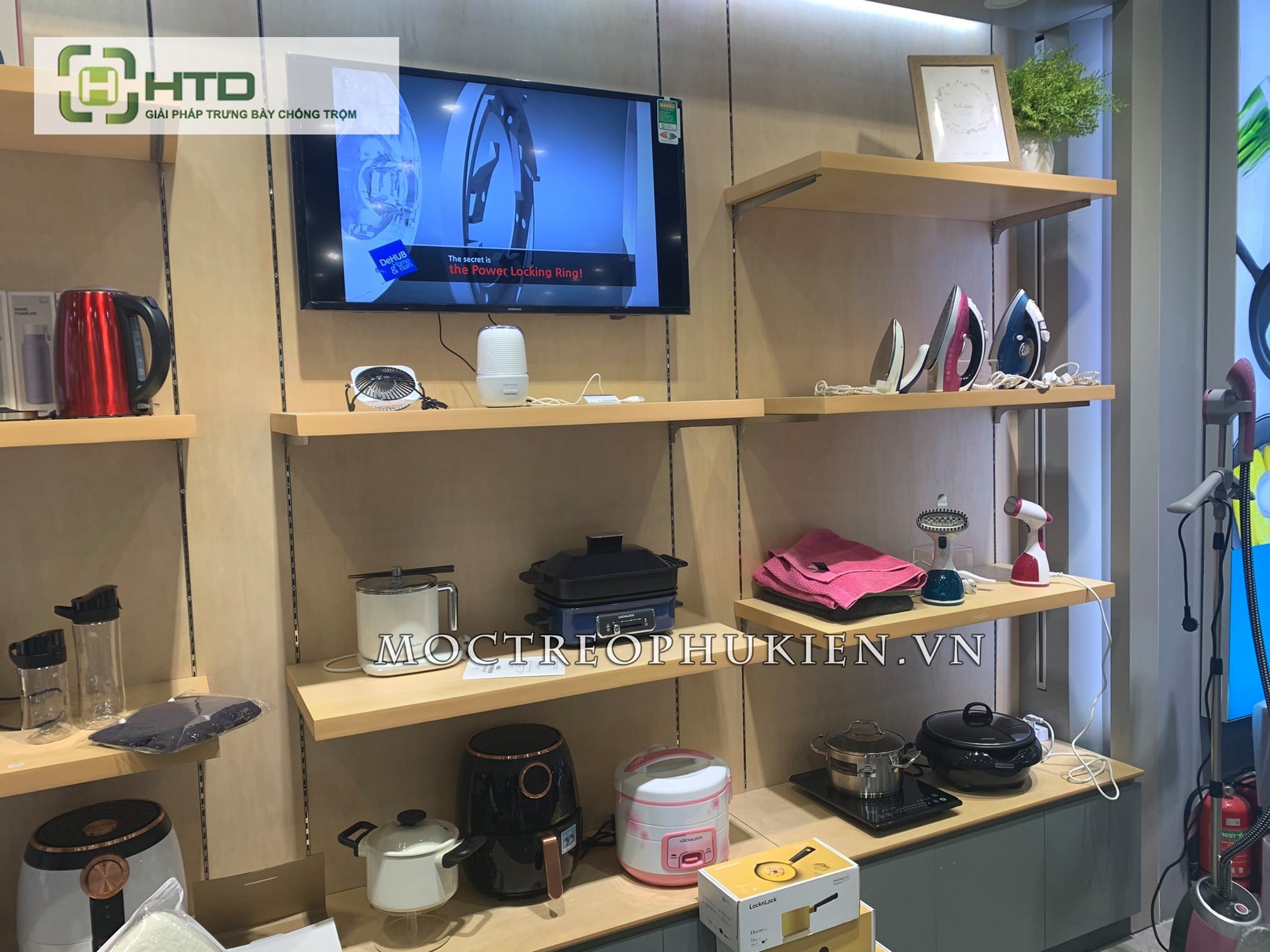 Có nên sử dụng thanh ray gắn tường trong việc trưng bày hàng hóa