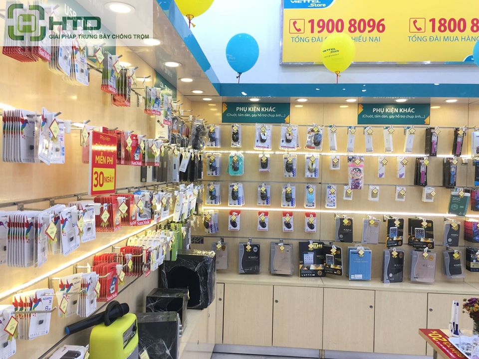 Trưng bày hàng hóa bằng móc treo phụ kiện và kệ trưng bày gắn tường