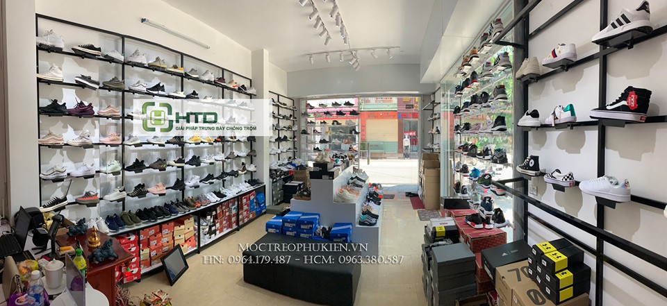 Kệ trưng bày giày dép giúp tăng hiệu quả chốt đơn trong quá trình bán hàng