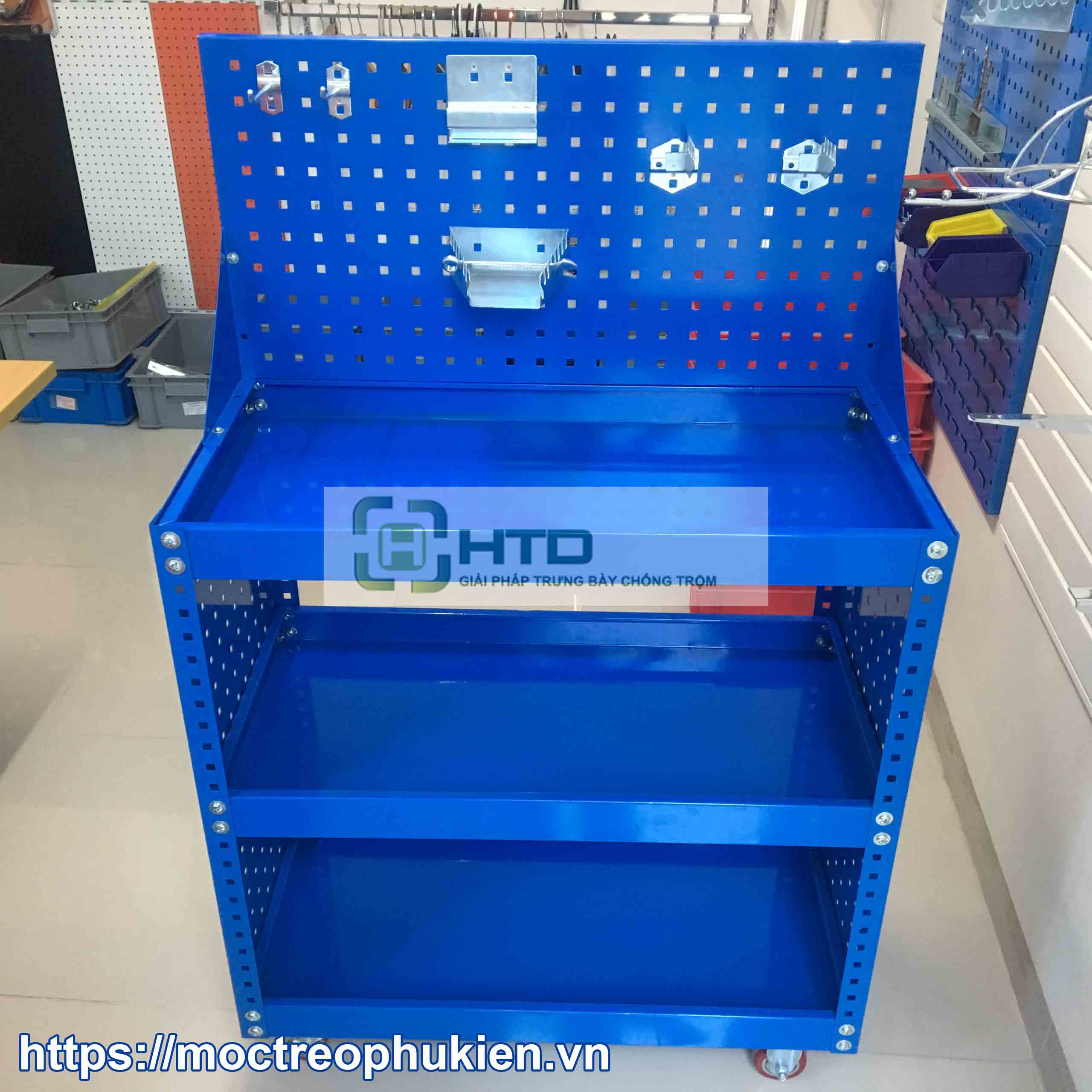 Bộ kệ treo dụng cụ có bánh xe và móc treo dụng cụ kết hợp cùng để tăng hiệu năng sử dụng