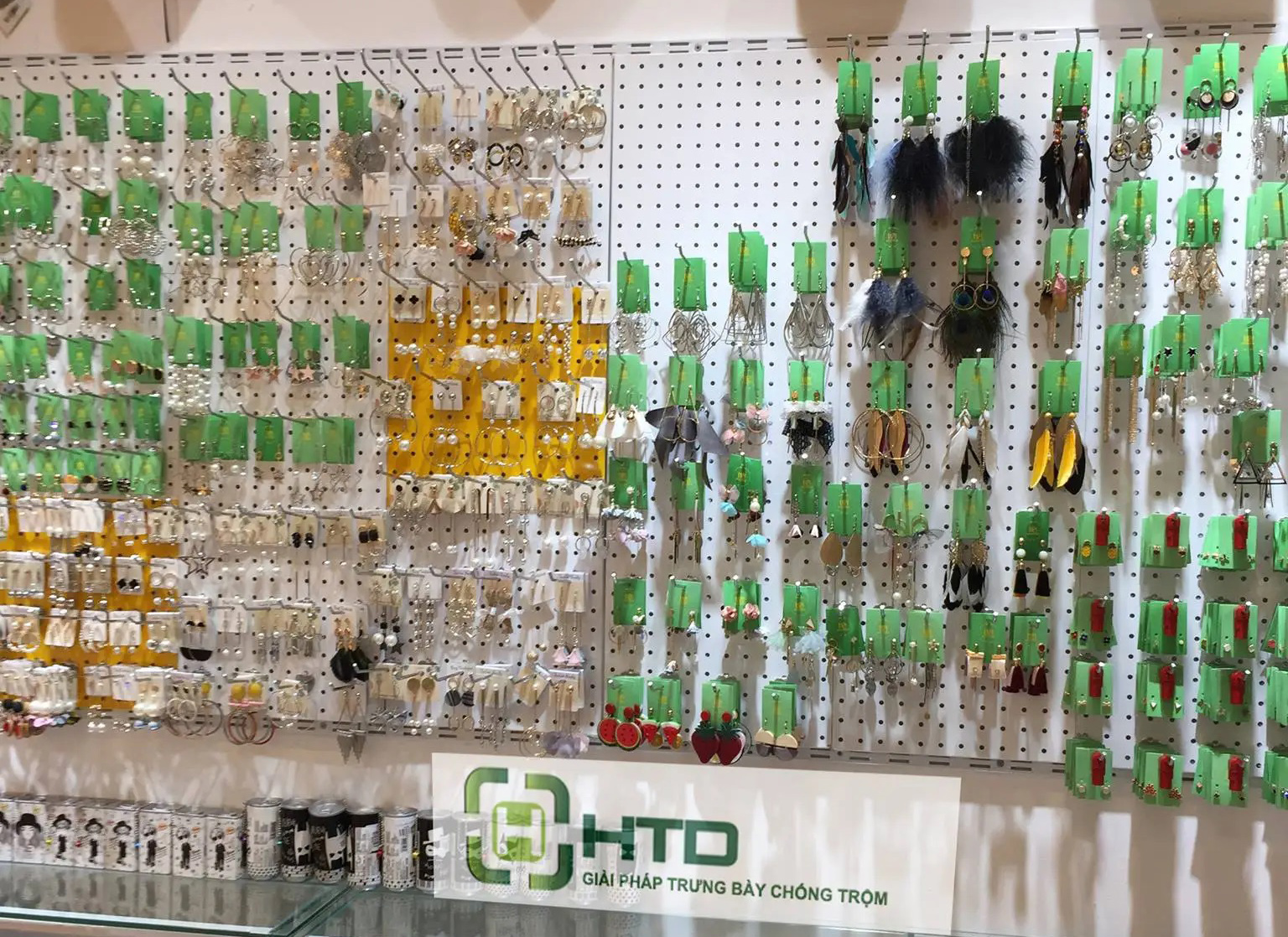 Những loại móc treo có thể kết hợp cùng tấm thép đục lỗ của HTD Việt Nam