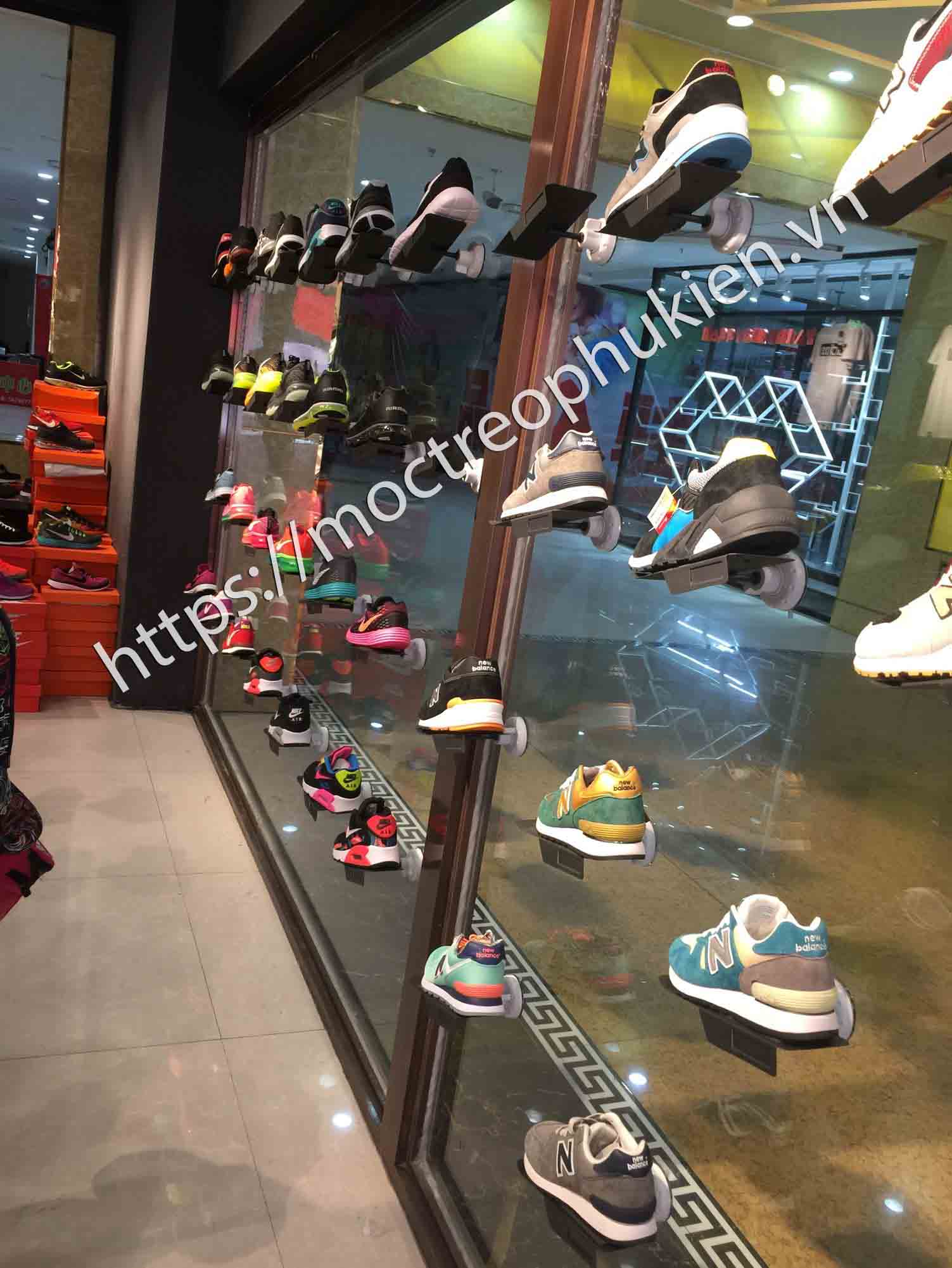 móc treo giày cho cửa hàng giày