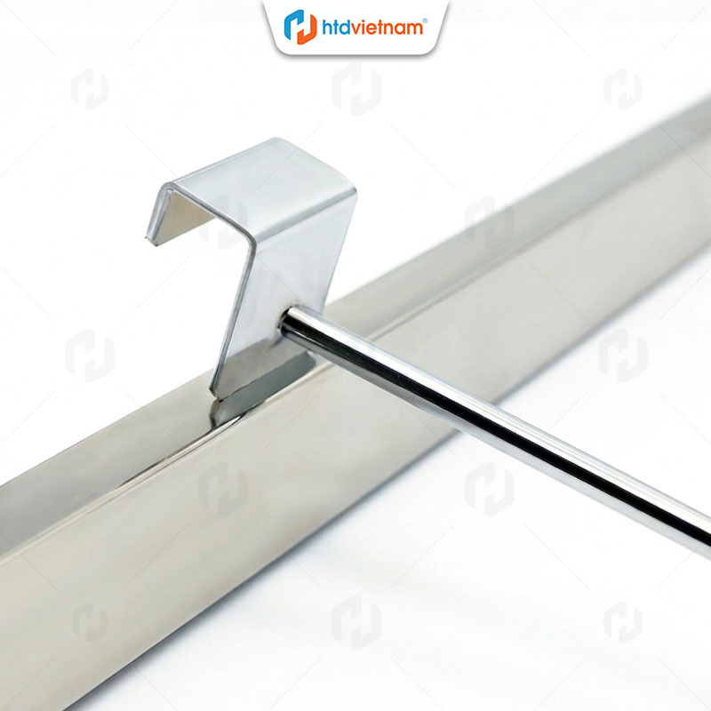 Cận cảnh chân móc treo hàng cài vào thanh inox hộp treo đồ siêu thị