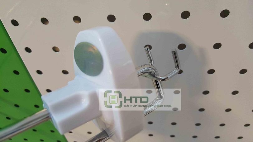 Móc treo chống trộm phụ kiện  dạng cài tấm lỗ