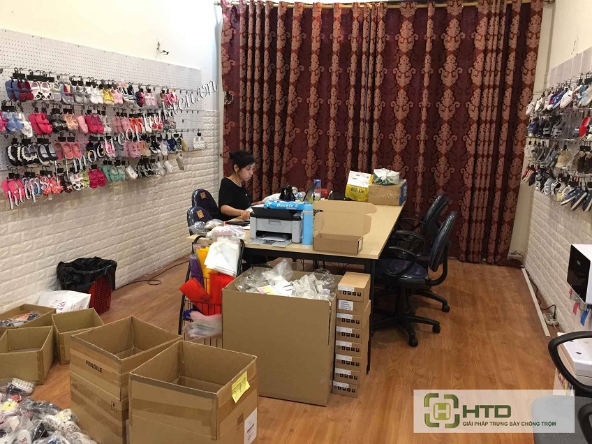 kệ trưng bày giày dép trẻ em