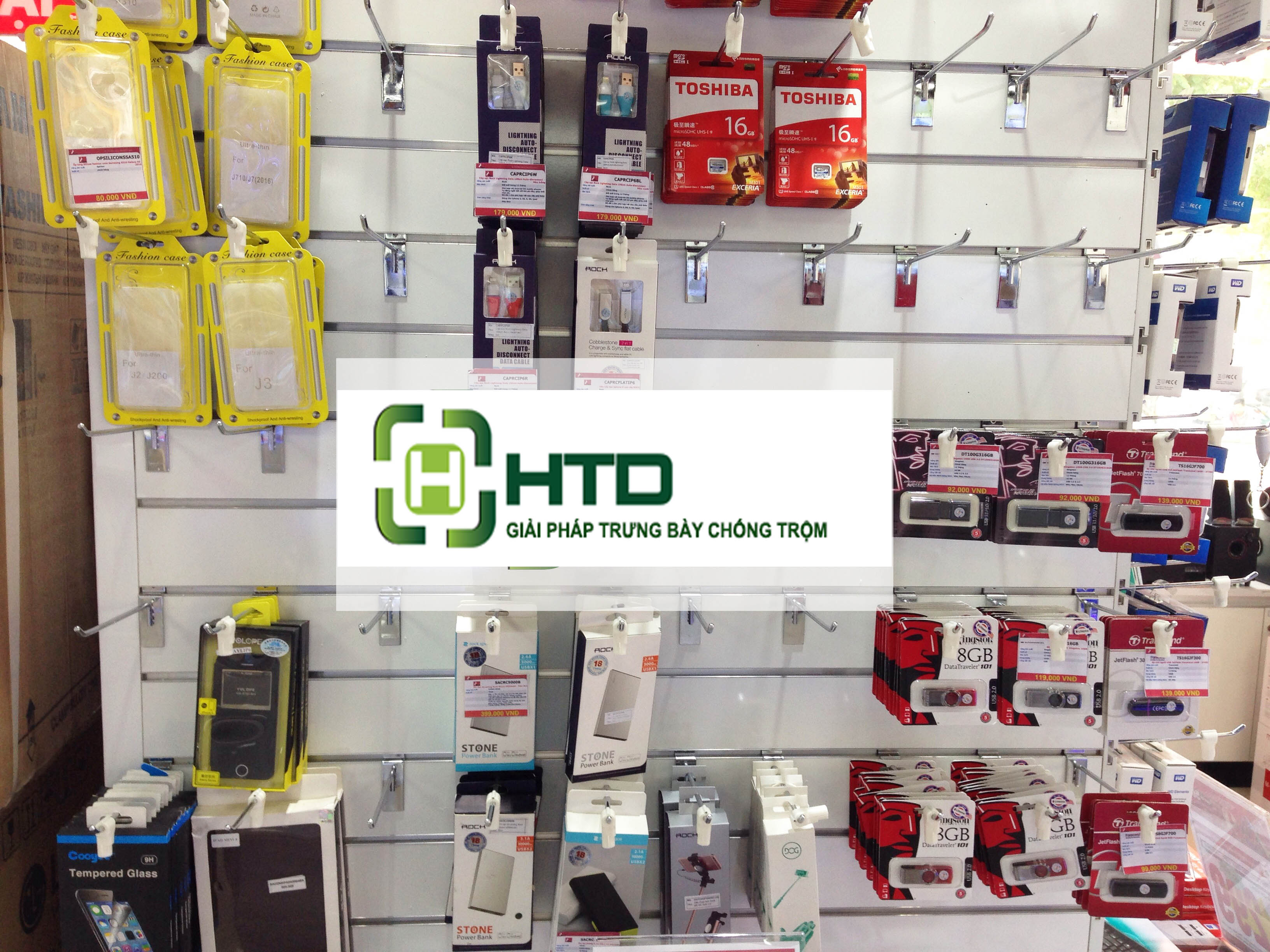 Tấm slatwall, rãnh slatwall, móc treo phụ kiện, rãnh nhôm định hình, kệ treo phụ kiện, kệ trưng bày Tấm slatwall treo phụ kiện