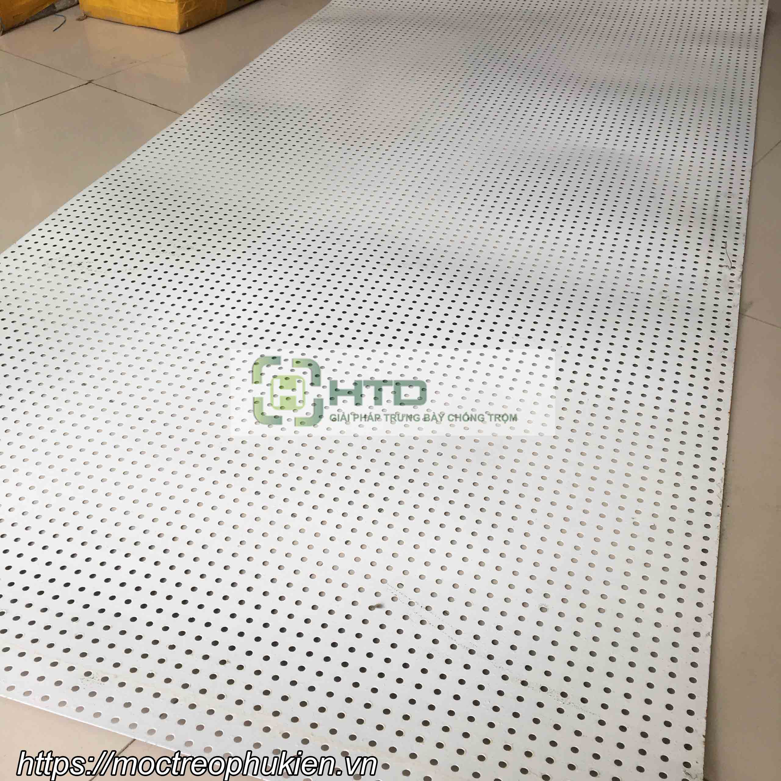 tấm lỗ treo phụ kiện