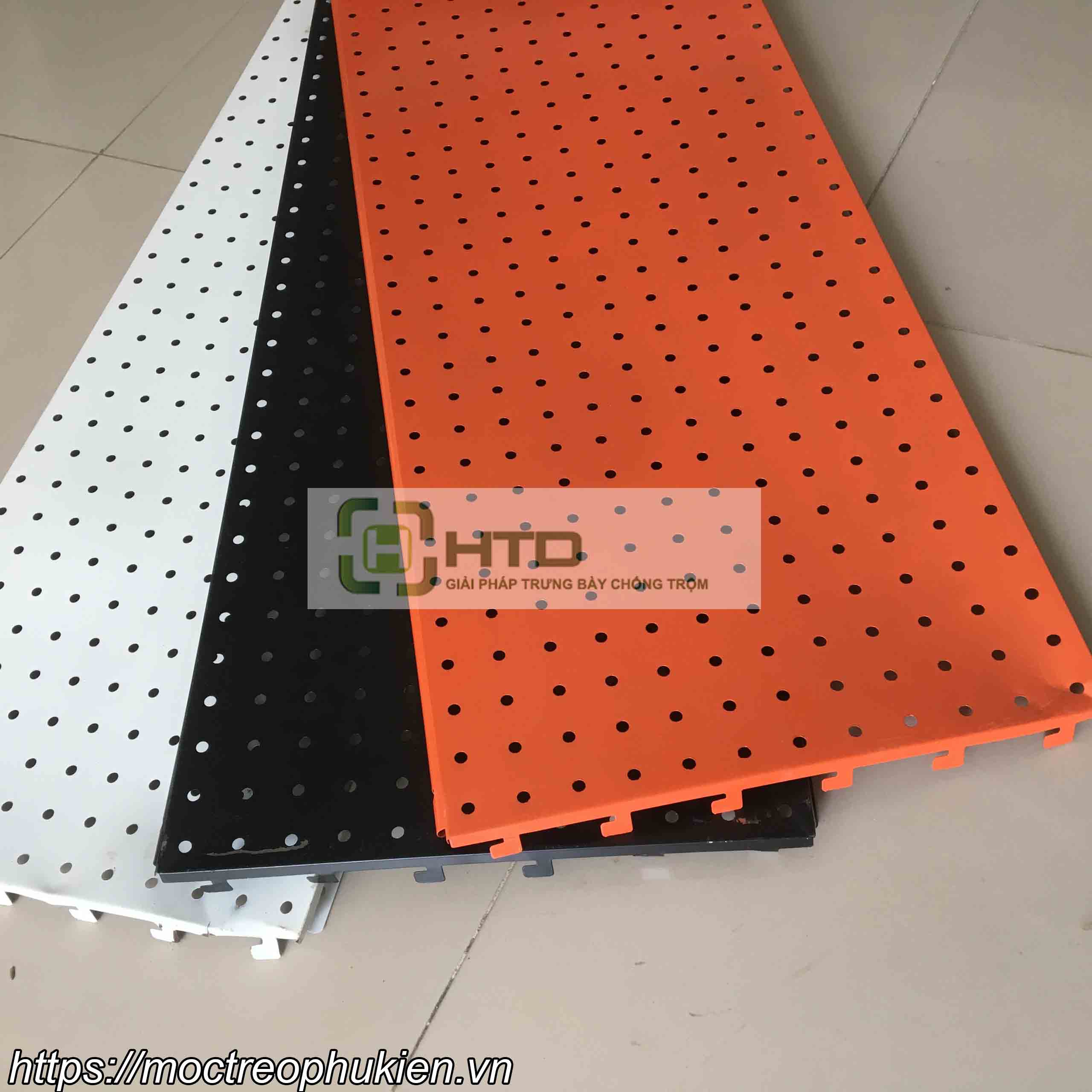 Tấm lỗ cài móc treo