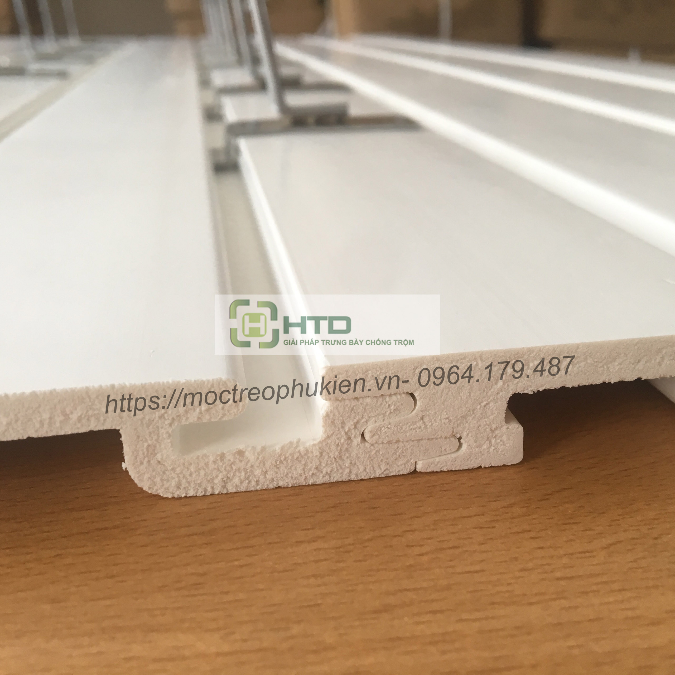 Tấm slatwall bằng nhựa PVC