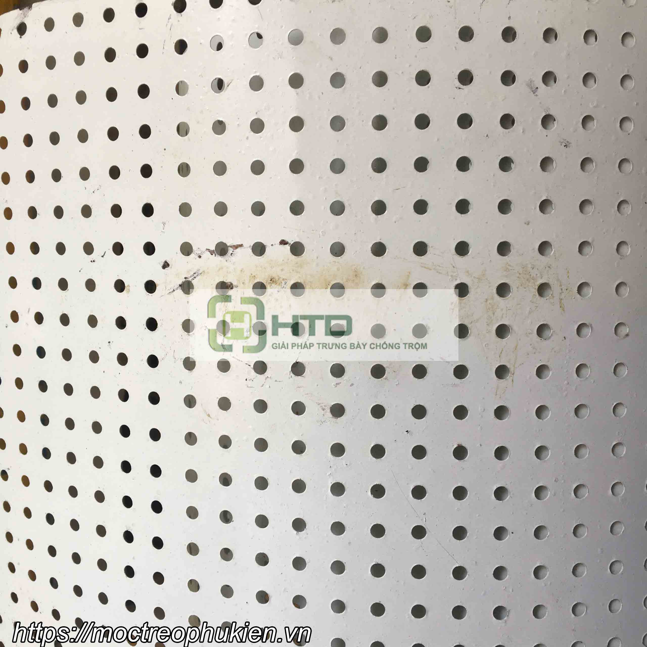 tấm tôn đột lỗ treo phụ kiện